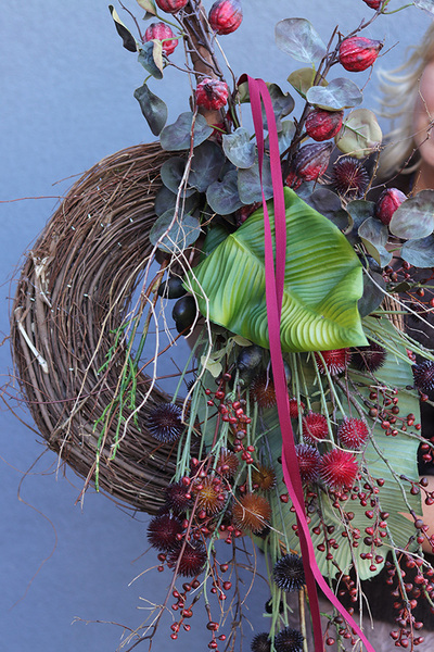 Bordonne, asymetryczny wianek / wieniec z kwiatową dekoracją, dł.85cm