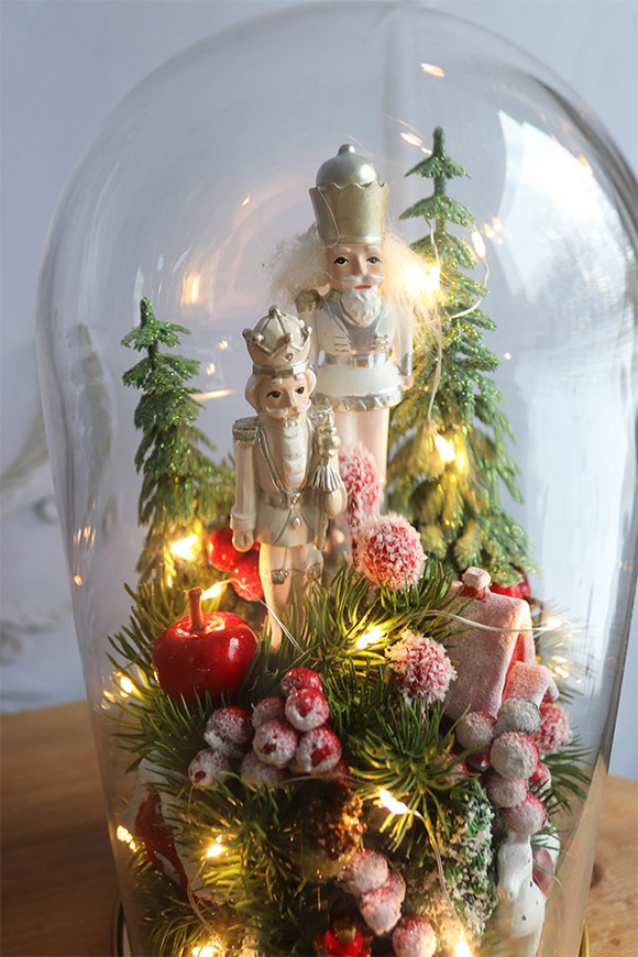 Magia Świąt, stroik pod szklaną kopułą LED