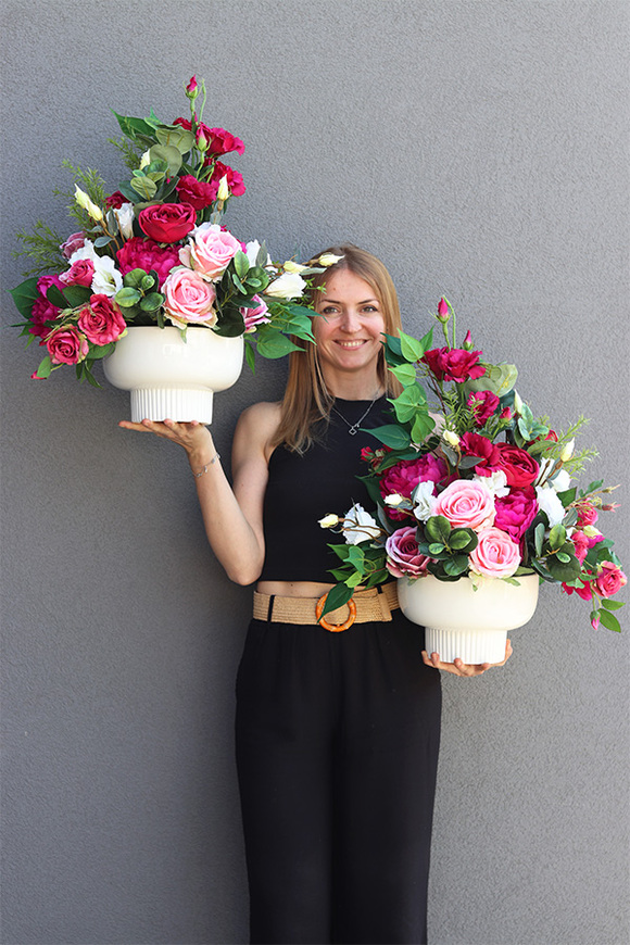 Caryca Delicja Japandi, kompozycja kwiatowa w naczyniu