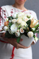 Trona Laosi, kompozycja kwiatowa w białym naczyniu