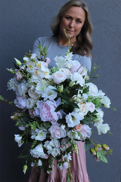 Carynea Gold, bogata kompozycja kwiatowa w pucharze