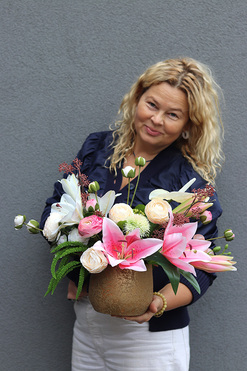 Lilie Clemente, kompozycja kwiatowa w naczyniu, wym.35x50cm