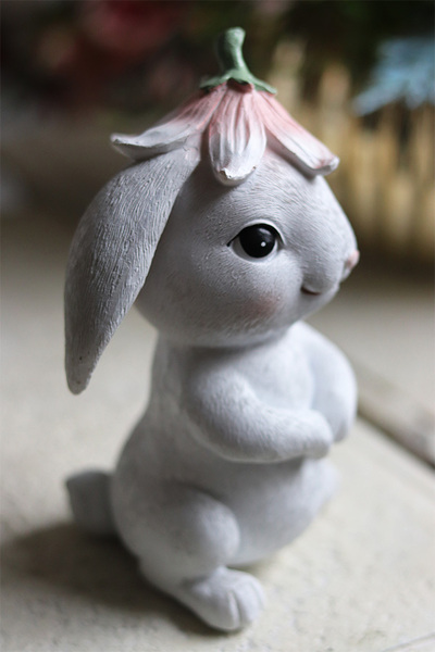 Sweetie Bunny, wielkanocna figurka zajączek, różowy kwiatek