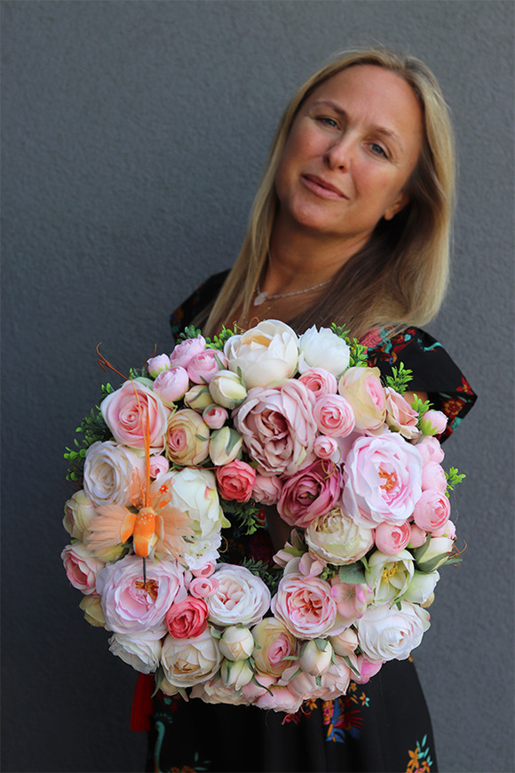 Romance Roses, wianek na drzwi z kolibrem