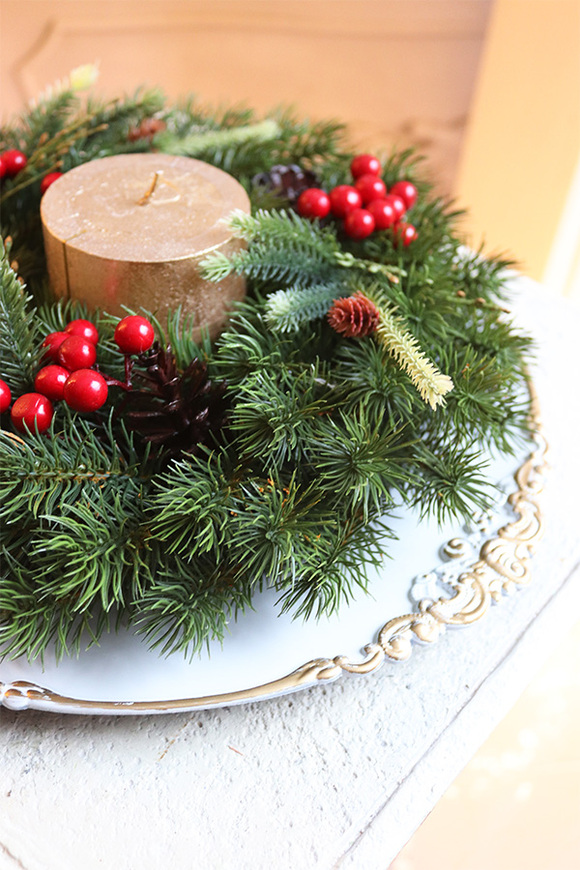 Simple Christmas, stroik ze świecą na talerzu