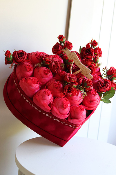  Serce Welurowe,  czerwony flowerbox z różami na Dzień Mamy