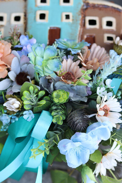 Miasteczko, wianek dekoracyjny z porcelanową figurką