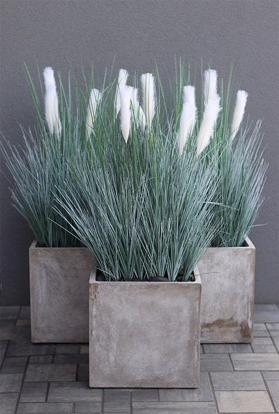 Concrete Square 2, wysokiej jakości sztuczna trawa w betonowej donicy