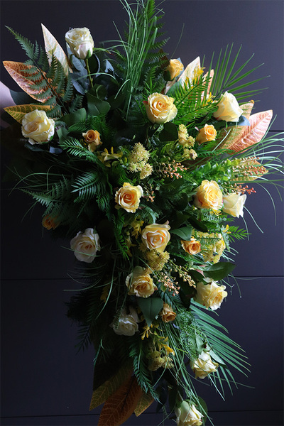 Herbaciane Róże Yellow, bogata wiązanka nagrobna