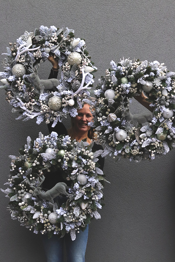 Srebrna Zima, biało-srebrny świąteczny wianek z reniferem