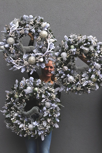 Srebrna Zima, biało-srebrny świąteczny wianek z reniferem