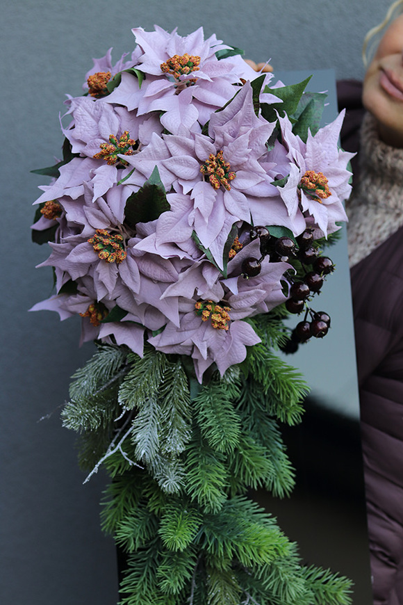 New Design Winter, dekoracja nagrobna na czarnej podstawie