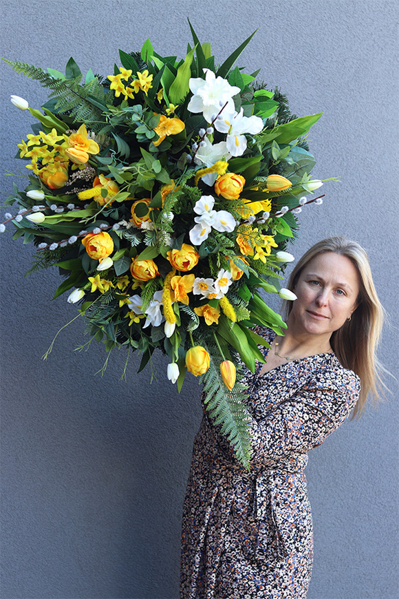 Spring Moment, wiązanka nagrobna z wiosennymi kwiatami