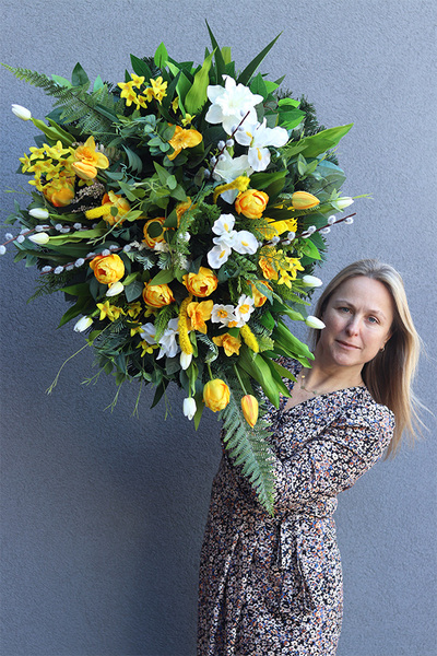 Spring Moment, wiązanka nagrobna z wiosennymi kwiatami