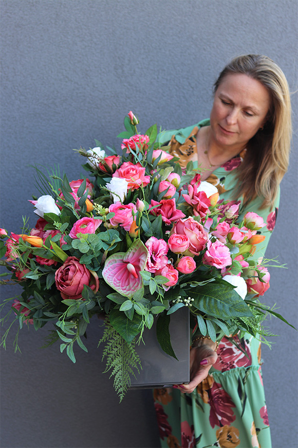 Jelista, kompozycja nagrobna z białymi hortensjami, wym.67x63cm 