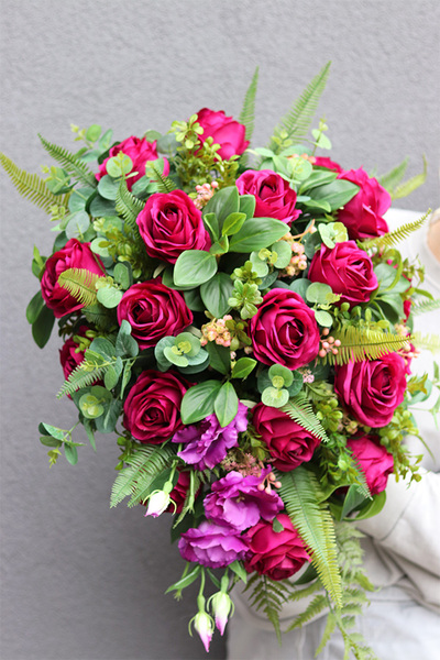 kompozycja nagrobna w drewnianym naczyniu