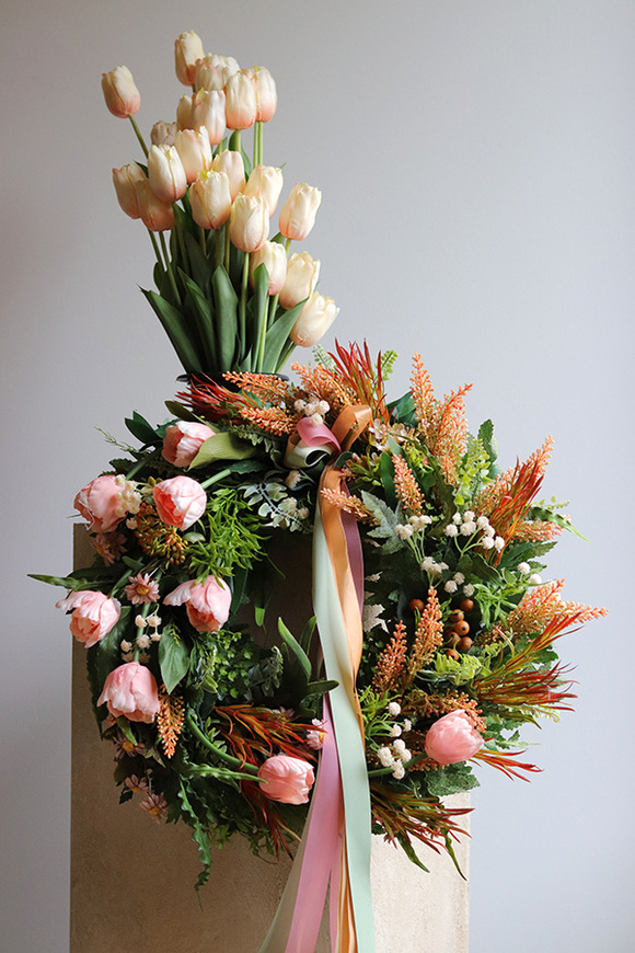 Blusite, wiosenny wianek z tulipanami