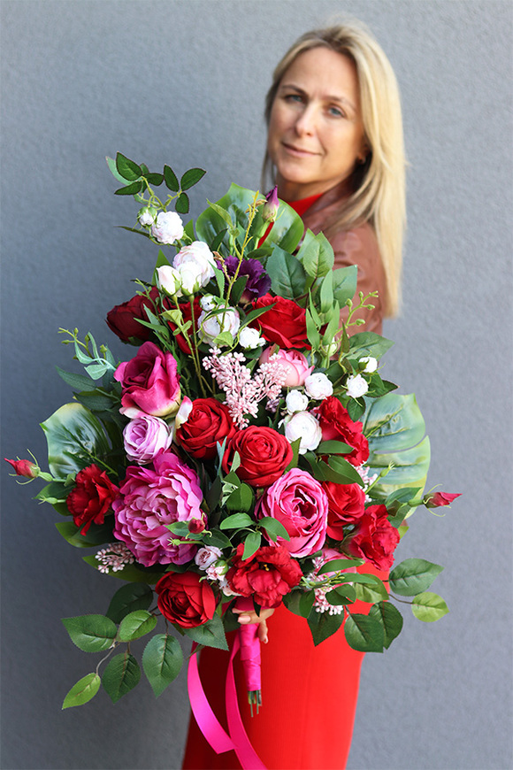 Ydeliana, bukiet nagrobny z różami i monsterą