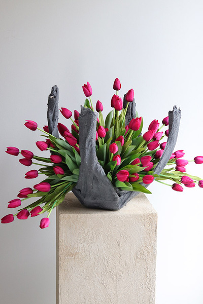 Volcan Magenta Tulips, kompozycja nagrobna w misie