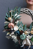 Tosia, asymetryczny jesienny wianek z dyniami