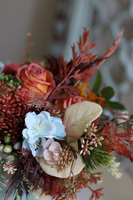 Deluni Astoria, jesienna kompozycja kwiatowa z kokardką