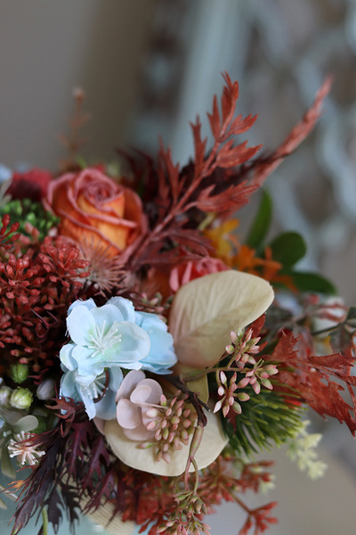 Deluni Astoria, jesienna kompozycja kwiatowa z kokardką