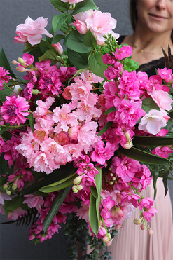 Bretania, kwiatowa kompozycja w czarnej, metalowej donicy, wys.50cm + elementy spływające  