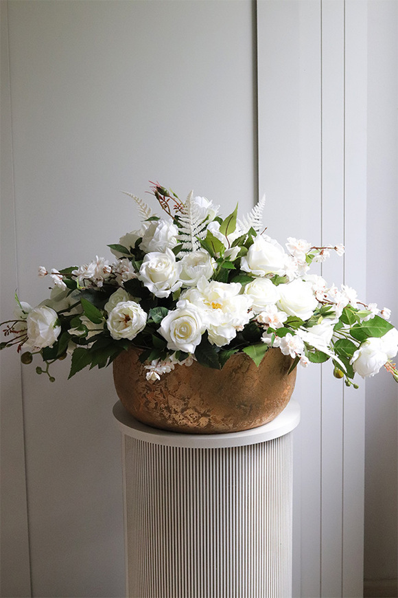 Złota Rezydencja Lorient, kompozycja kwiatowa w złotej misie