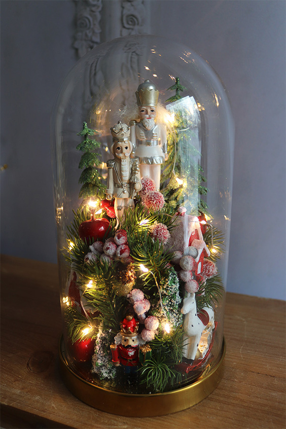 Magia Świąt, stroik pod szklaną kopułą LED