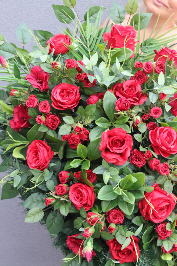 Luiza Red Violla, wiązanka nagrobna z czerwonymi kwiatami