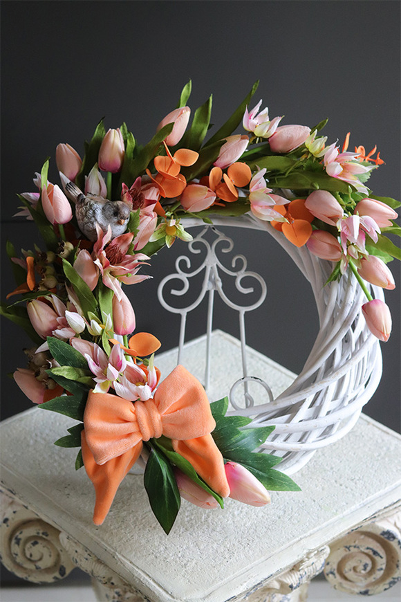 Morello Spring, wianek z tulipanami na drzwi