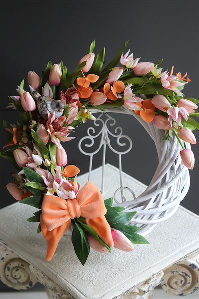 Morello Spring, wianek z tulipanami na drzwi