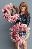 Pink Poem, asymetryczny jesienny wianek z dyniami