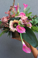 Kallata, kompozycja nagrobna w plastikowym naczyniu