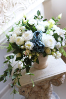 Blue Oceania, kompozycja kwiatowa w naczyniu