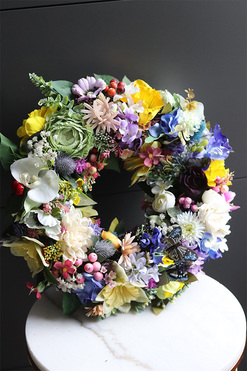 Kwiatowy Miks, wiosenny wianek z motylami, śr.44cm 