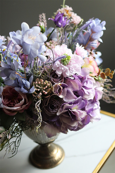 Violet Ambiente, kompozycja kwiatowa w naczyniu