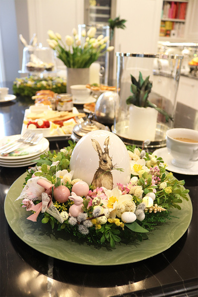 Zieleń Wielkanocna, stroik z jajem na talerzu