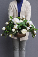 Meruta White, kompozycja kwiatowa z peoniami