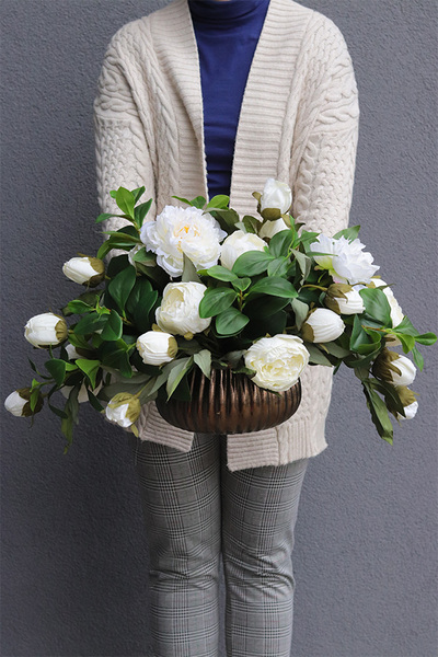 Meruta White, kompozycja kwiatowa z peoniami