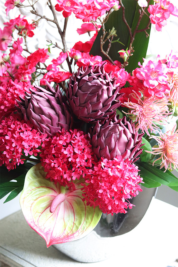 Hotel Warsaw, różowa kompozycja kwiatowa z proteą