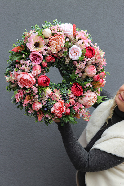 Morelita, różowo - brzoskwiniowy wianek na drzwi