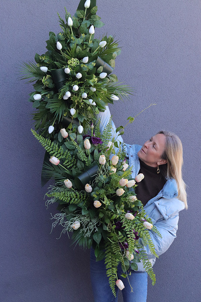 Hollandia Morelia, girlanda nagrobna na desce