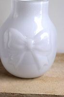 Kokarda Glassier, wazon szklany z kokardą