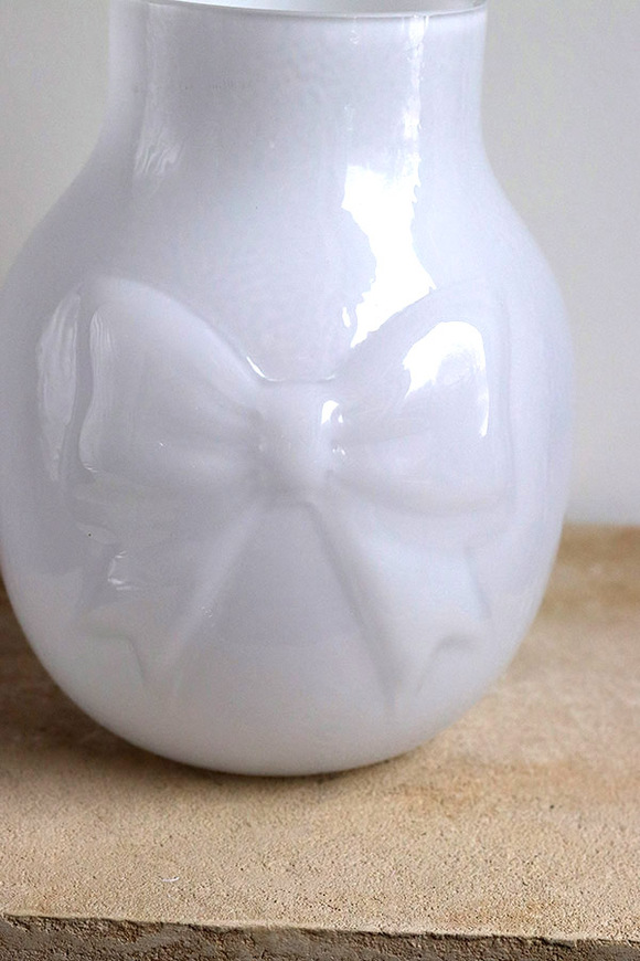 Kokarda Glassier, wazon szklany z kokardą