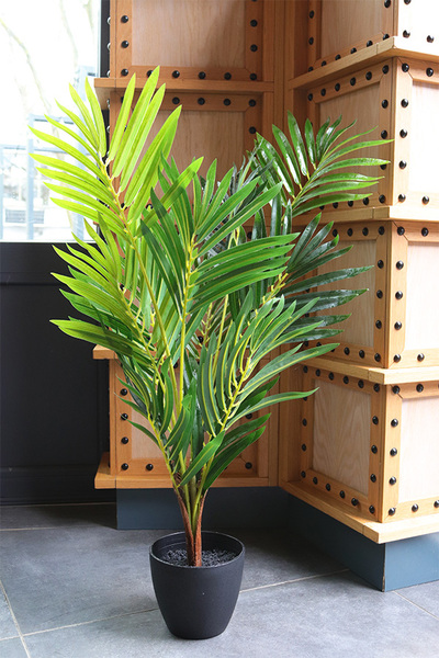Palma, sztuczna roślina w doniczce