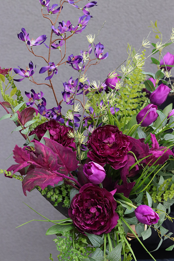 Purple Flowers Volcan, kompozycja nagrobna w betonowej misie, wym.56x70x50cm