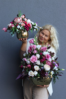 Derenata, kompozycja kwiatowa na komodę