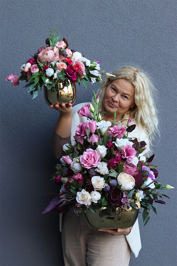 Derenata, kompozycja kwiatowa na komodę