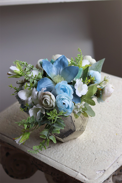 La Guel Blue, dekoracja kwiatowa w srebrnym naczyniu